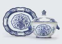 SECOND QUARTER OF THE 18TH CENTURY AN UNUSUAL BLUE AND WHITE SOUP-TUREEN, COVER AND STAND